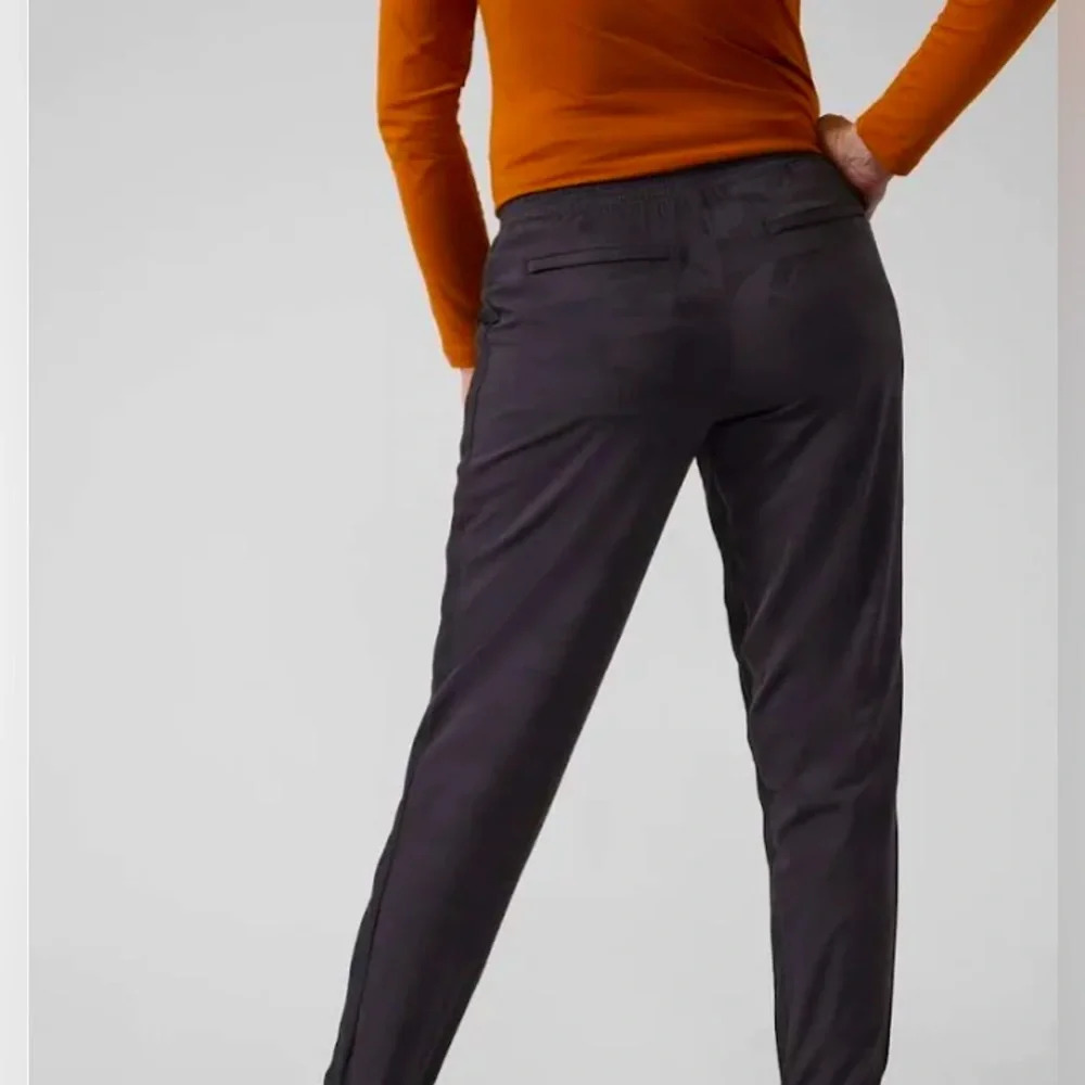 Athleta Women's Brooklyn LINED Jogger Pants‎ in CAMO LUX BLACK -SIZE 4 -NWOT! - Picture 7 of 7